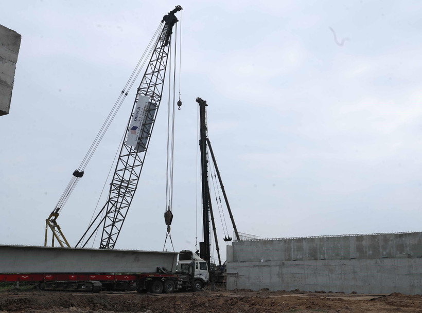 Thi công cầu cạn Phú Nhuận, lý trình Km 76+759.28 thuộc gói thầu XL-13, huyện Cay Lậy, tỉnh Tiền Giang. (Ảnh: Thống Nhất/TTXVN)
