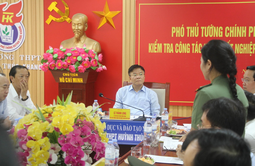 Đại diện công an báo cáo công tác đảm bảo an ninh tại Kỳ thi tốt nghiệp trung học phổ thông năm 2024. (Ảnh: Văn Tý/TTXVN)