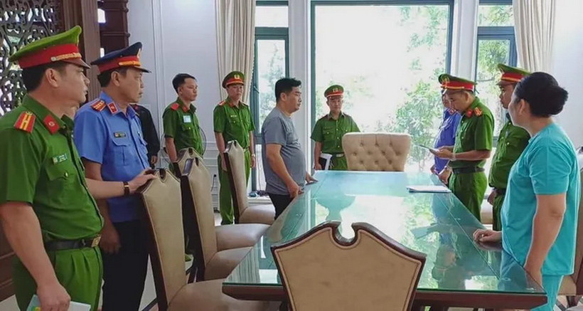 Cơ quan Cảnh sát điều tra Công an tỉnh Kiên Giang thi hành lệnh bắt bị can để tạm giam đối với Tăng Tấn Đạt về hành vi lừa đảo chiếm đoạt tài sản. (Ảnh: Cơ quan Công an cung cấp)