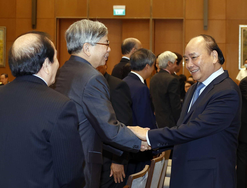 Thủ tướng Nguyễn Xuân Phúc gặp mặt đại biểu trí thức, nhà khoa học, văn nghệ sỹ. (Ảnh: Thống Nhất/TTXVN)