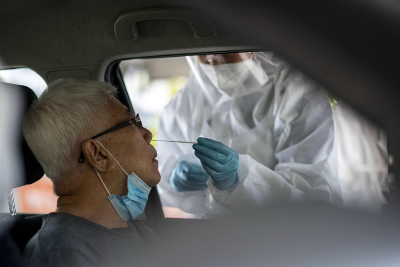 Nhân viên y tế lấy mẫu xét nghiệm COVID-19 tại Klang, bang Selangor, Malaysia. (Ảnh: THX/TTXVN)