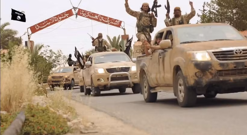 Các tay súng IS tại khu vực Welayat Homs, Syria, ngày 4/7/2015. (Ảnh: AFP/ TTXVN)
