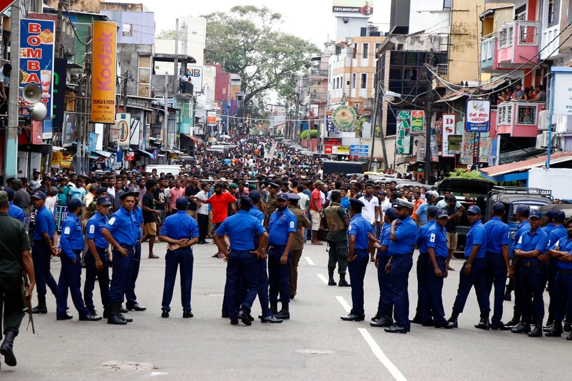 Lực lượng an ninh Sri Lanka phong tỏa bên ngoài hiện trường một vụ nổ nhà thờ Thánh Anthony ở thủ đô Colombo ngày 21/4/2019. (Ảnh: THX/TTXVN)