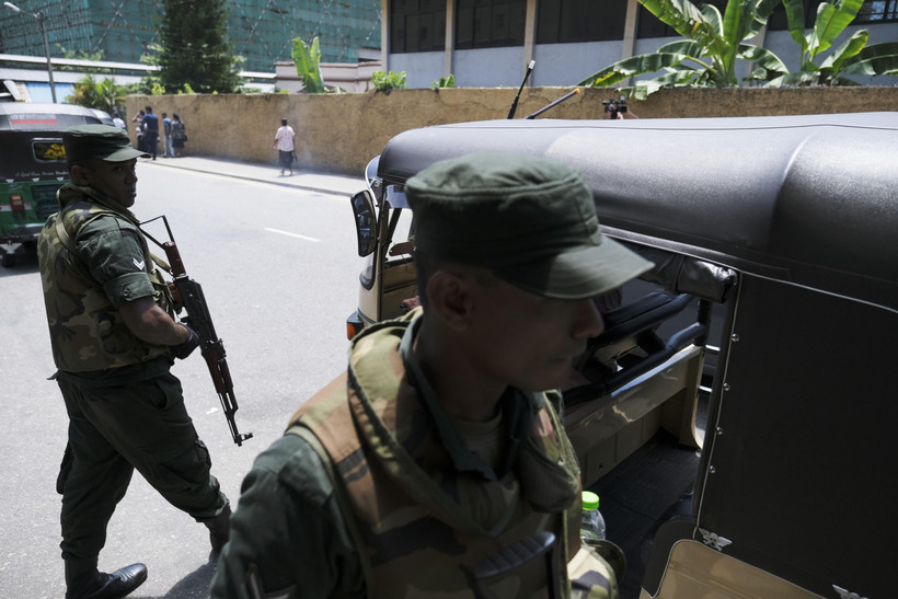 Binh sỹ được triển khai tại Colombo, Sri Lanka, sau loạt vụ nổ ngày 22/4/2019. (Ảnh: THX/ TTXVN)