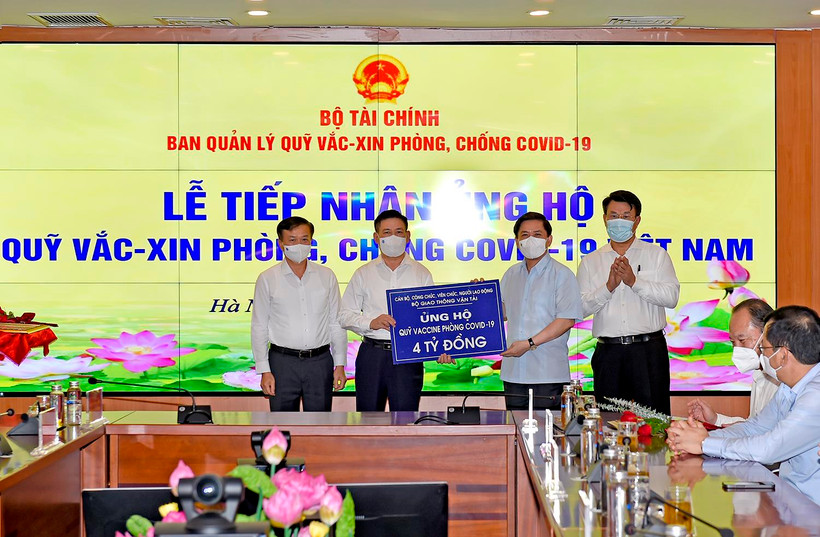 Lễ tiếp nhận ủng hộ Quỹ từ các doanh nghiệp, tổ chức, cá nhân, ngày 16/7 tại Bộ Tài chính. (Ảnh: Vietnam+)