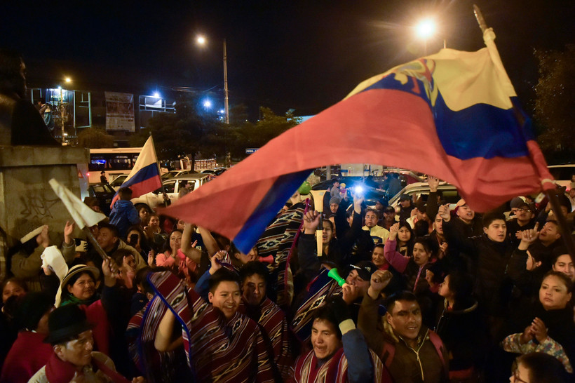 Người dân vui mừng khi Chính phủ Ecuador và lãnh đạo các cộng đồng thổ dân đạt thỏa thuận chấm dứt bất ổn, tại Quito. (Ảnh: AFP/TTXVN)