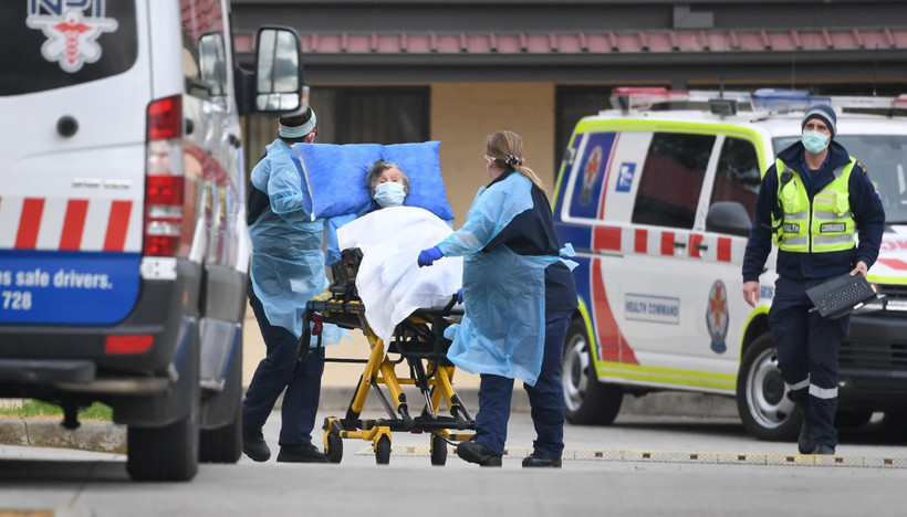 Nhân viên y tế chuyển bệnh nhân mắc COVID-19 lên xe cứu thương tại ngoại ô thành phố Melbourne, bang Victoria, Australia ngày 27/7/2020. (Ảnh: AFP/TTXVN)