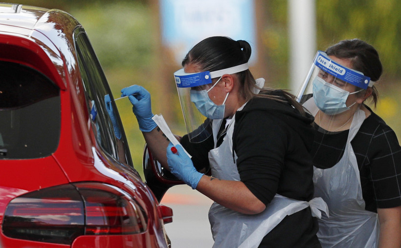 Nhân viên y tế lấy mẫu xét nghiệm COVID-19 cho người dân tại Chessington, phía Tây Nam London, Anh. (Ảnh: AFP/TTXVN)