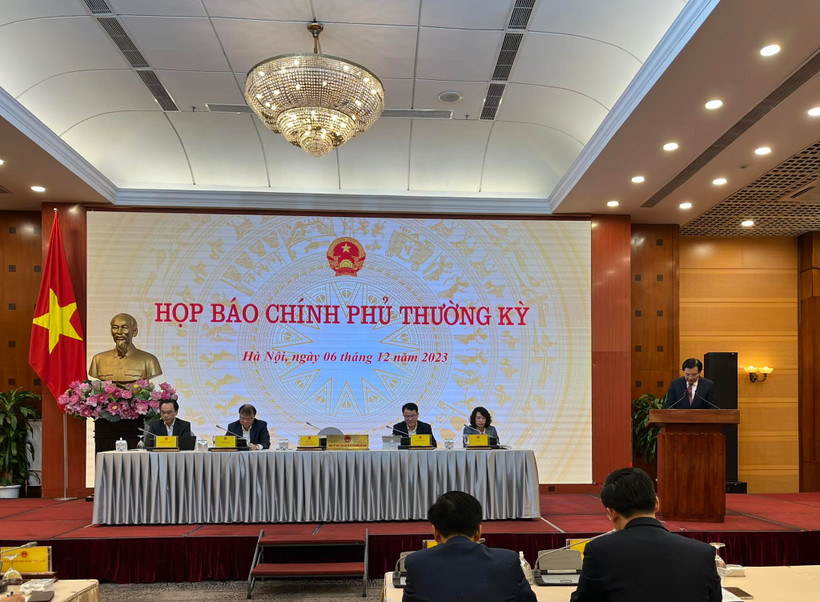 Bộ trưởng, Chủ nhiệm Văn phòng Chính phủ Trần Văn Sơn chủ trì họp báo Chính phủ thường kỳ tháng 11/2023, ngày 6/12. (Ảnh: Vietnam+)