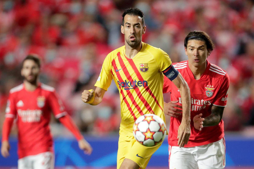 Barcelona (áo vàng) sẽ giành quyền đi tiếp nếu đánh bại Benfica. (Nguồn: Getty Images)