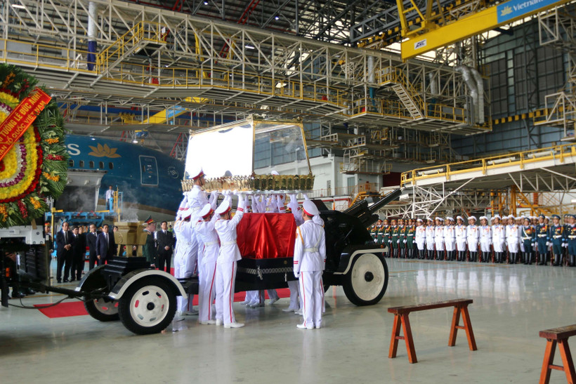 Linh cữu nguyên Chủ tịch nước, Đại tướng Lê Đức Anh được chuyển từ máy bay xuống xe tang tại sân bay quốc tế Tân Sơn Nhất (Thành phố Hồ Chí Minh). (Ảnh: Thanh Vũ/TTXVN)