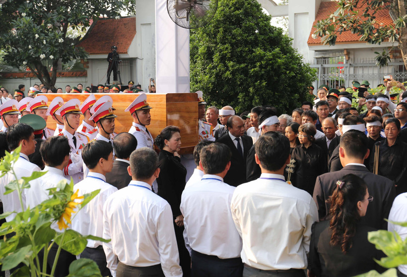 Linh cữu nguyên Chủ tịch nước, Đại tướng Lê Đức Anh được đưa vào vị trí an táng. (Ảnh: TTXVN)