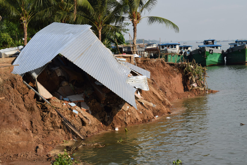 Hiện trường 1/2 căn nhà cấp 4 bị đổ sập. (Ảnh: Chương Đài/TTXVN)