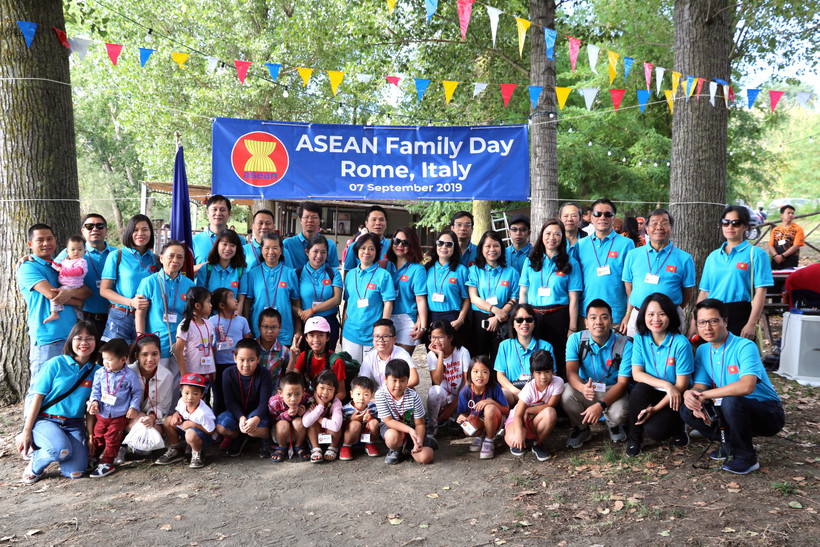 Đại sứ Việt Nam tại Italy Nguyễn Thị Bích Huệ chụp hình lưu niệm với các cán bộ, nhân viên đại sứ quán và cơ quan đại diện khác tại Italy. (Ảnh: Ngự Bình/Vietnam+)