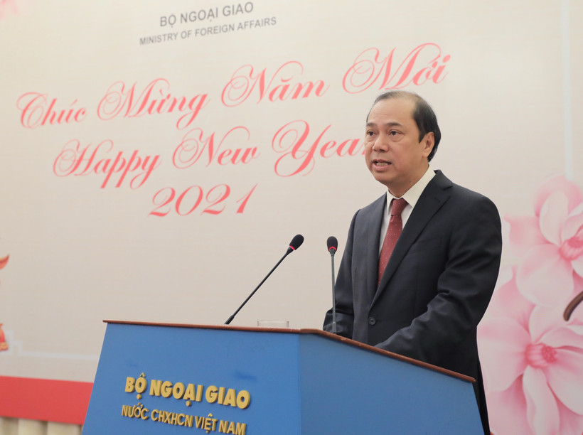 Thứ trưởng, Bộ Ngoại giao Nguyễn Quốc Dũng phát biểu, chúc mừng năm mới các cơ quan báo chí, phóng viên các cơ quan thông tấn, báo chí nước ngoài tại Việt Nam. (Ảnh: Lâm Khánh/TTXVN)