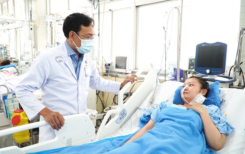 Bệnh nhân được theo dõi tại Khoa Hồi sức cấp cứu sau phẫu thuật. (Ảnh: TTXVN phát)