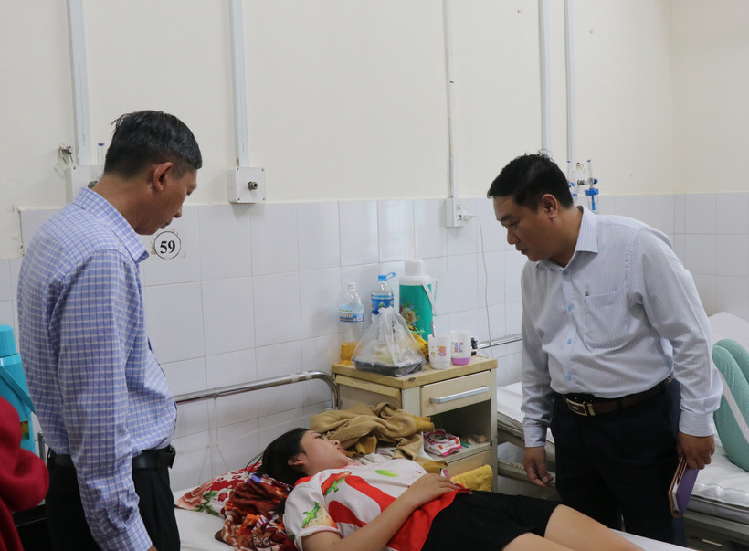 Ông Trịnh Ngọc Hiệp, Phó Giám đốc sở Y tế tỉnh Khánh Hòa thăm hỏi bệnh nhân đang điều trị tại Bệnh viện Đa khoa tỉnh Khánh Hòa. (Ảnh: Phan Sáu/TTXVN)