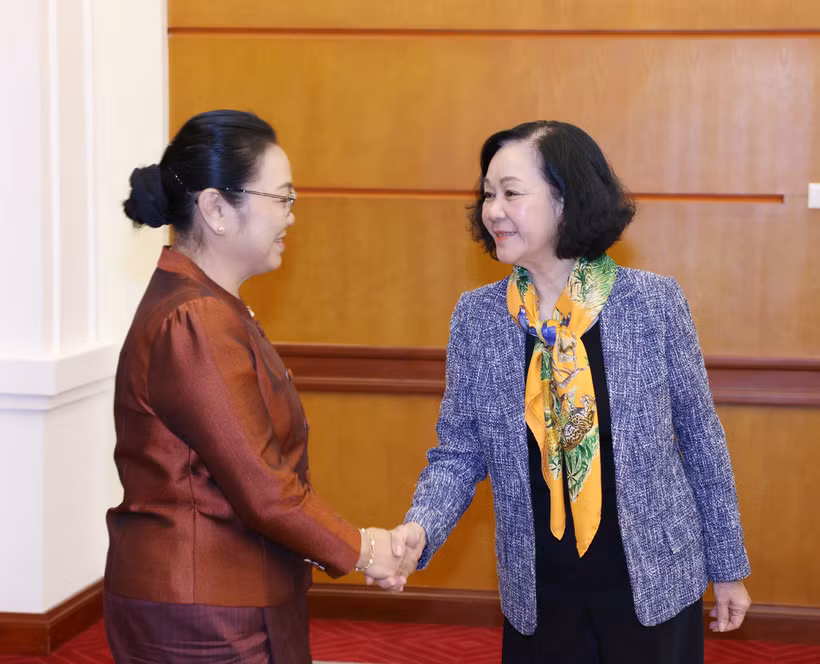 Thường trực Ban Bí thư Trương Thị Mai tiếp Đại sứ Lào tại Việt Nam Khamphao Ernthavanh. (Ảnh: Phương Hoa/TTXVN)