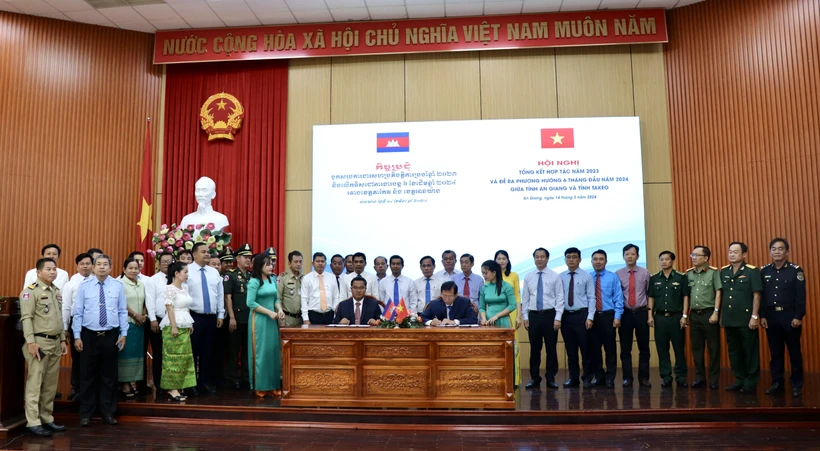 Lãnh đạo tỉnh An Giang với tỉnh Takeo - Vương quốc Campuchia ký biên bản hợp tác năm 2024. (Ảnh: Thanh Sang/TTXVN)
