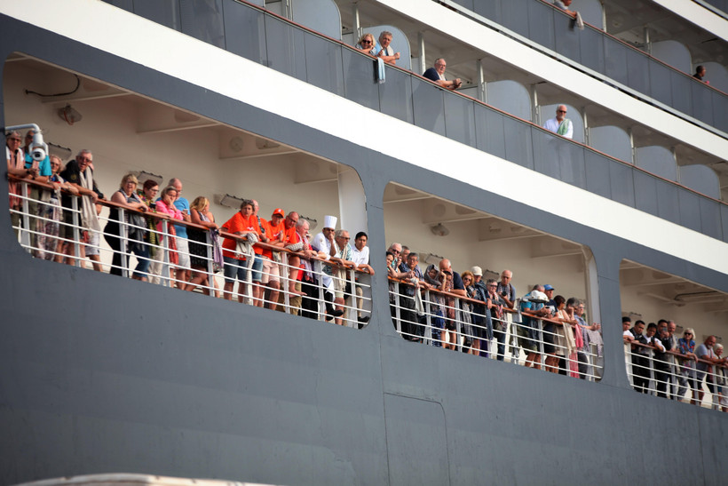 Các hành khách trên du thuyền MS Westerdam neo tại cảng Sihanoukville, Tây Nam Campuchia ngày 14/2/2020. (Ảnh: THX/TTXVN)