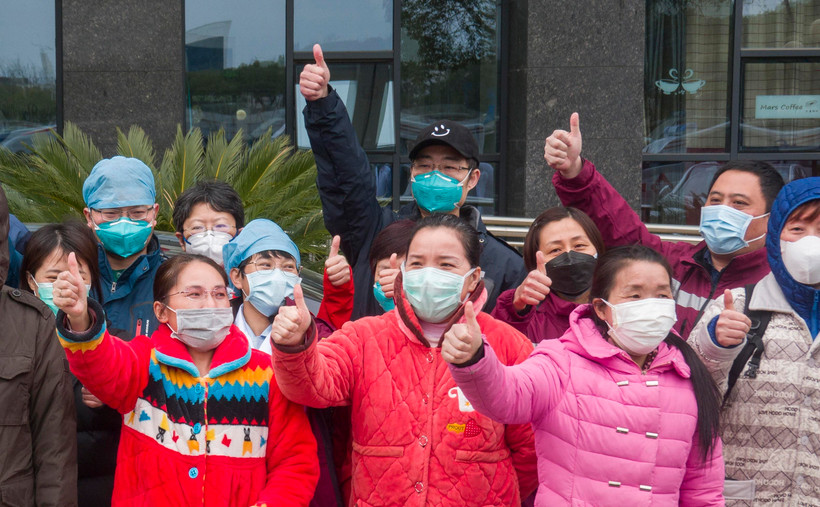 Bệnh nhân nhiễm COVID-19 xuất viện sau khi được chữa khỏi tại bệnh viện ở Vũ Hán, tỉnh Hồ Bắc, Trung Quốc, ngày 19/2/2020. (Ảnh: THX/TTXVN)