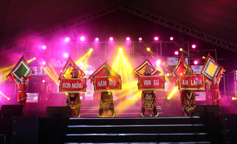 Một tiết mục biểu diễn nghệ thuật dân gian truyền thống tại chương trình. (Ảnh: Trần Lê Lâm/TTXVN)