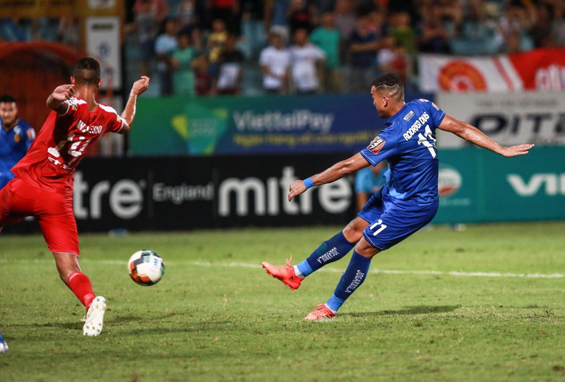 Cú sút thành bàn gỡ hoà cho Quảng Nam FC của cầu thủ Rodrigo Da Silva Dias (11). (Ảnh: Trọng Đạt/TTXVN)