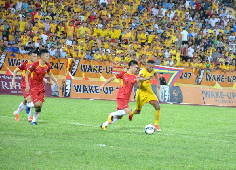 Pha tranh bóng giữa hai đội. (Ảnh Công Luật/TTXVN)