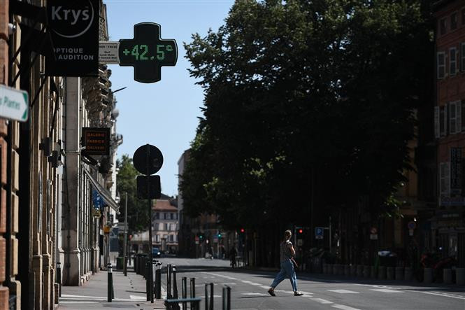 Nhiệt kế ngoài trời chỉ mức nhiệt 42,5°C tại Toulouse, miền nam nước Pháp, ngày 17/7/2022. (Ảnh: AFP/TTXVN)