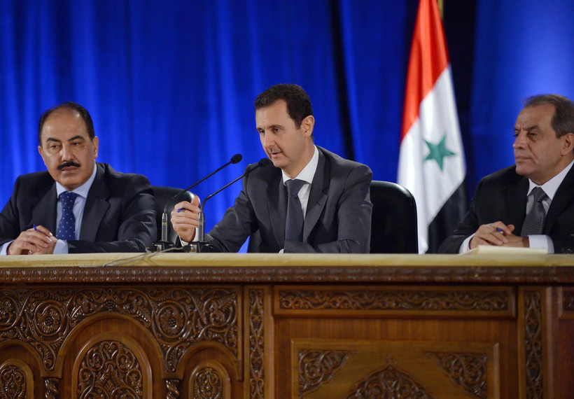 Tổng thống Syria Bashar al-Assad (giữa) chủ trì cuộc họp với các thành viên đảng Baath cầm quyền tại Damascus. (Ảnh: AFP/TTXVN)