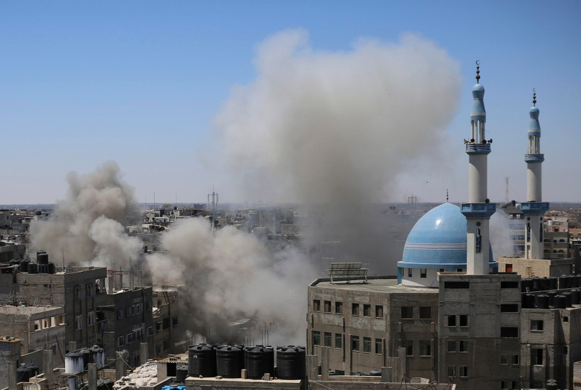 Khói bốc lên sau loạt không kích của Israel xuống Dải Gaza ngày 15/5/2021. (Ảnh: THX/TTXVN)