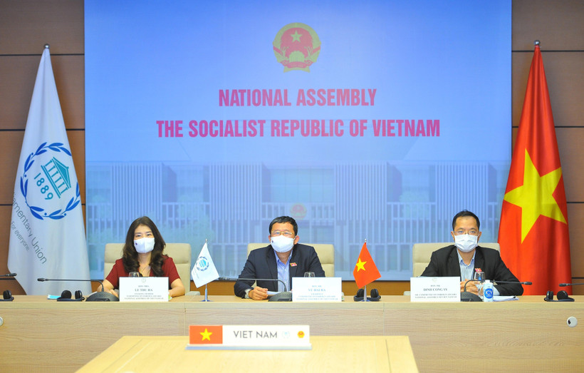 Đoàn đại biểu Quốc hội Việt Nam tham dự lễ bế mạc trực tuyến. (Ảnh: Minh Đức/TTXVN)