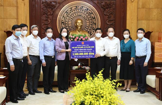 Phó Chủ tịch nước Võ Thị Ánh Xuân đại diện đoàn công tác tặng phần quà trị giá 3,5 tỷ đồng cho tỉnh Bắc Giang phòng chống dịch. (Ảnh: Danh Lam/TTXVN)