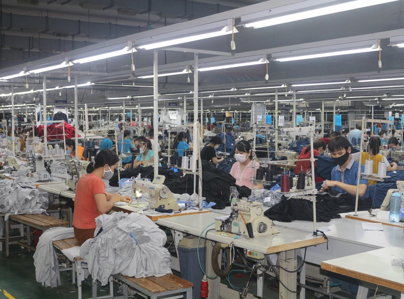 Công nhân thường xuyên đeo khẩu trang để phòng chống dịch COVID-19. (Ảnh: TTXVN)