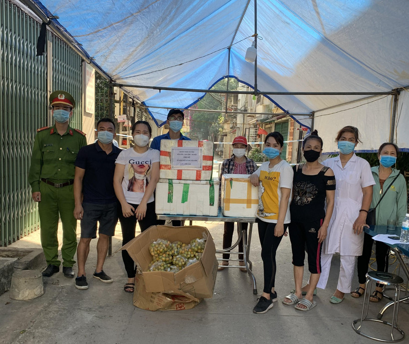 Nhóm Thiện Từ Tâm ở thị trấn Yên Viên, huyện Gia Lâm (Hà Nội) trao quà ủng hộ bà con Tổ dân phố cơ khí Yên Viên bị phong tỏa do dịch COVID-19. (Ảnh: TTXVN phát)