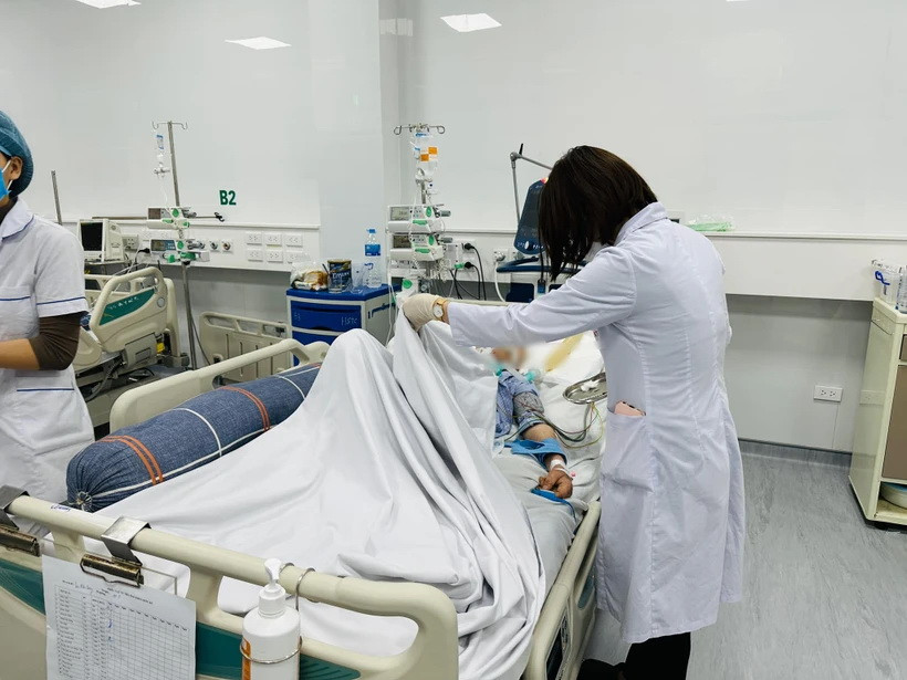 Bác sỹ theo dõi sức khỏe cho bệnh nhân. (Ảnh: BVCC)