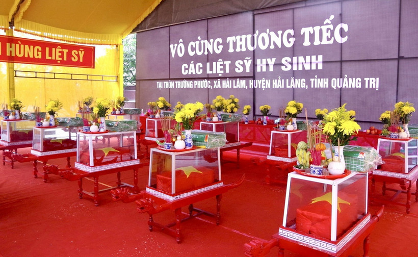 Lễ truy điệu và an táng 12 hài cốt liệt sỹ tại Nghĩa trang Liệt sỹ huyện Hải Lăng. (Ảnh: Nguyên Linh/TTXVN)