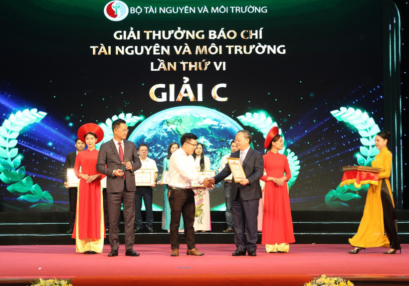 Ông Lê Ngọc Quang, Uỷ viên Trung ương Đảng, Tổng Giám đốc Đài truyền hình Việt Nam và ông Đỗ Tiến Sĩ, Tổng Giám đốc Đài tiếng nói Việt Nam trao tặng Giải C cho nhà báo Võ Mạnh Hùng, Báo Điện tử VietnamPlus. (Ảnh: PV/Vietnam+)