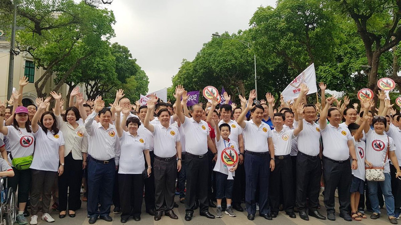 Phó Thủ tướng Trương Hòa Bình và đại diện cơ quan chức năng đi bộ kêu gọi hành động “Đã uống rượu bia-Không lái xe”. (Ảnh: Việt Hùng/Vietnam+)