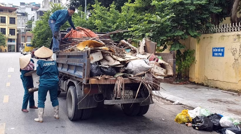 Công nhân vệ sinh môi trường thu gom rác thải ở thành phố Hạ Long và Cẩm Phả. (Nguồn ảnh: TTXVN phát)