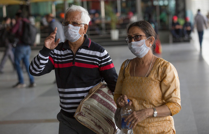 Người dân đeo khẩu trang nhằm ngăn chặn sự lây lan của dịch COVID-19 tại New Delhi, Ấn Độ ngày 12/3/2020. (Ảnh: THX/TTXVN)