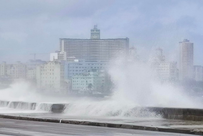 Sóng lớn tràn qua đê biển Malecon bảo vệ thủ đô La Habana. (Ảnh: Mai Phương/ TTXVN)