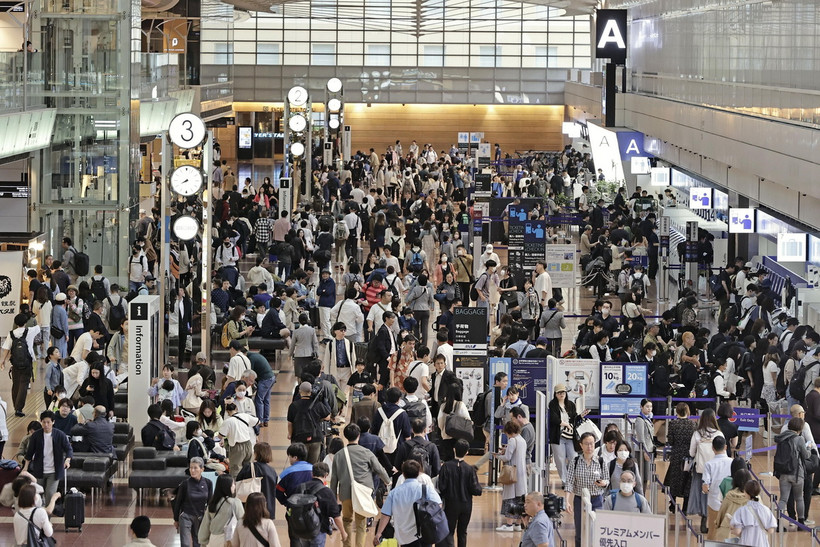 Hành khách chờ khởi hành tại sân bay Haneda ở Tokyo (Nhật Bản) ngày 27/4/2024. (Ảnh: Kyodo/TTXVN)