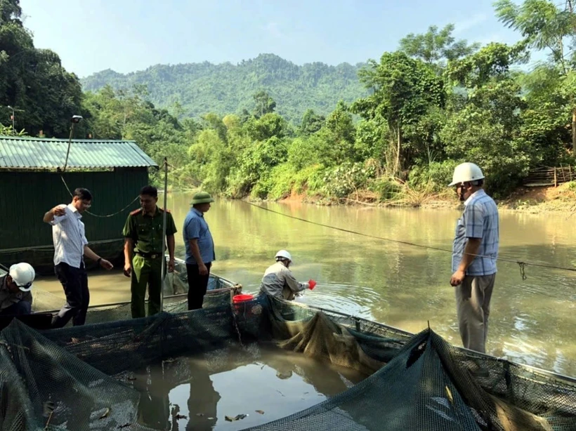 Trung tâm Quan trắc tài nguyên và môi trường tỉnh Tuyên Quang tổ chức lấy mẫu nước tại xã Bình Phú (huyện Chiêm Hóa). (Ảnh: TTXVN phát)