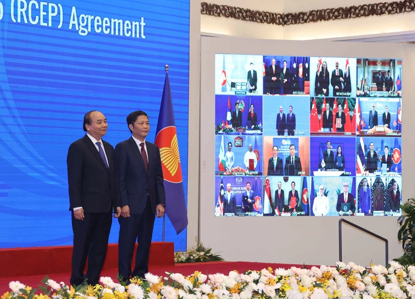 Thủ tướng Nguyễn Xuân Phúc, Chủ tịch ASEAN 2020 và Bộ trưởng Bộ Công Thương Trần Tuấn Anh và các nước tham dự lễ ký. (Ảnh: Thống Nhất/TTXVN)