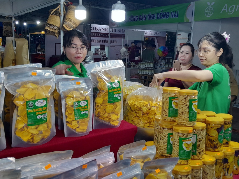 Sản phẩm từ trái cây qua chế biến được trưng bày tại hội chợ. (Ảnh: K GỬIH/TTXVN)