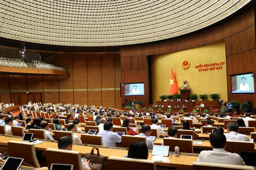 Phó Thủ tướng Lê Minh Khái phát biểu giải trình, làm rõ một số vấn đề đại biểu Quốc hội nêu. (Ảnh: Văn Điệp/TTXVN)