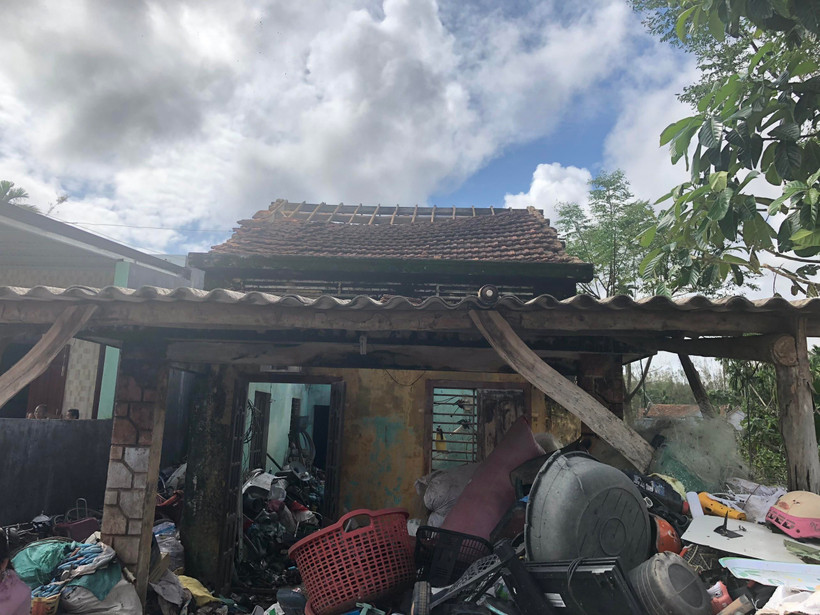 Bão số 9 khiến nhiều gia đình ở xã Đức Chánh, huyện Mộ Đức bị thiệt hại nặng. (Ảnh: Sỹ Thắng/TTXVN)