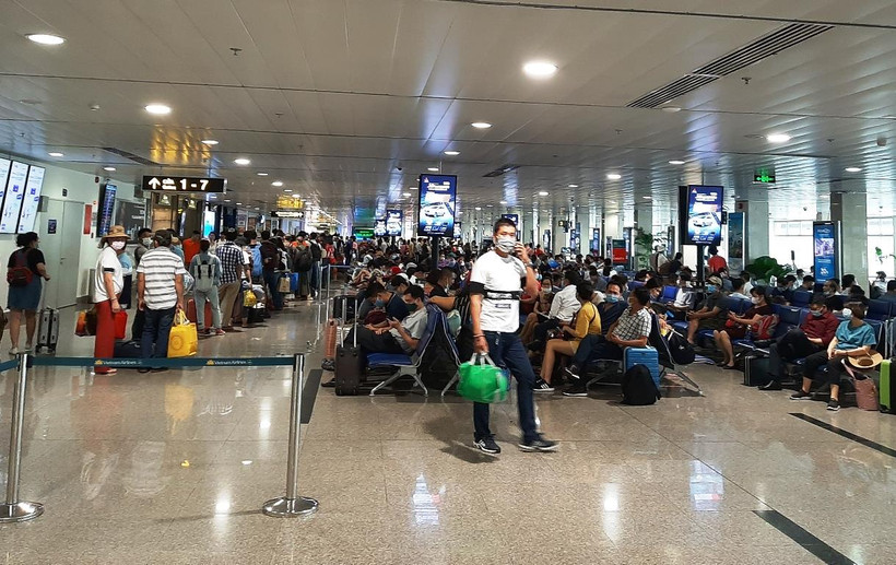 Hành khách tại sân bay Tân Sơn Nhất. (Ảnh: Việt Hùng/Vietnam+)