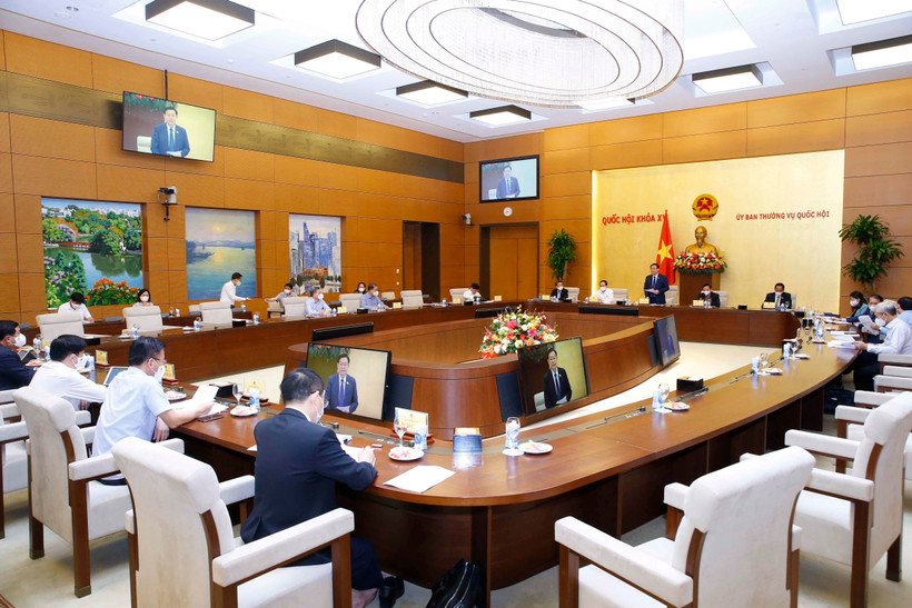 Chủ tịch Quốc hội Vương Đình Huệ chủ trì cuộc họp chuẩn bị báo cáo Quốc hội bổ sung nội dung phòng, chống dịch COVID-19 vào Nghị quyết của Kỳ họp thứ nhất, Quốc hội khóa XV. Ảnh: Doãn Tấn - TTXVN